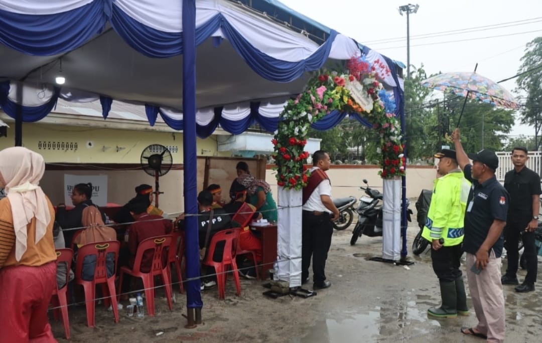 Diguyur Hujan, Kapolresta Deli Serdang Tinjau Langsung Pelaksanaan Pemungutan Suara di TPS