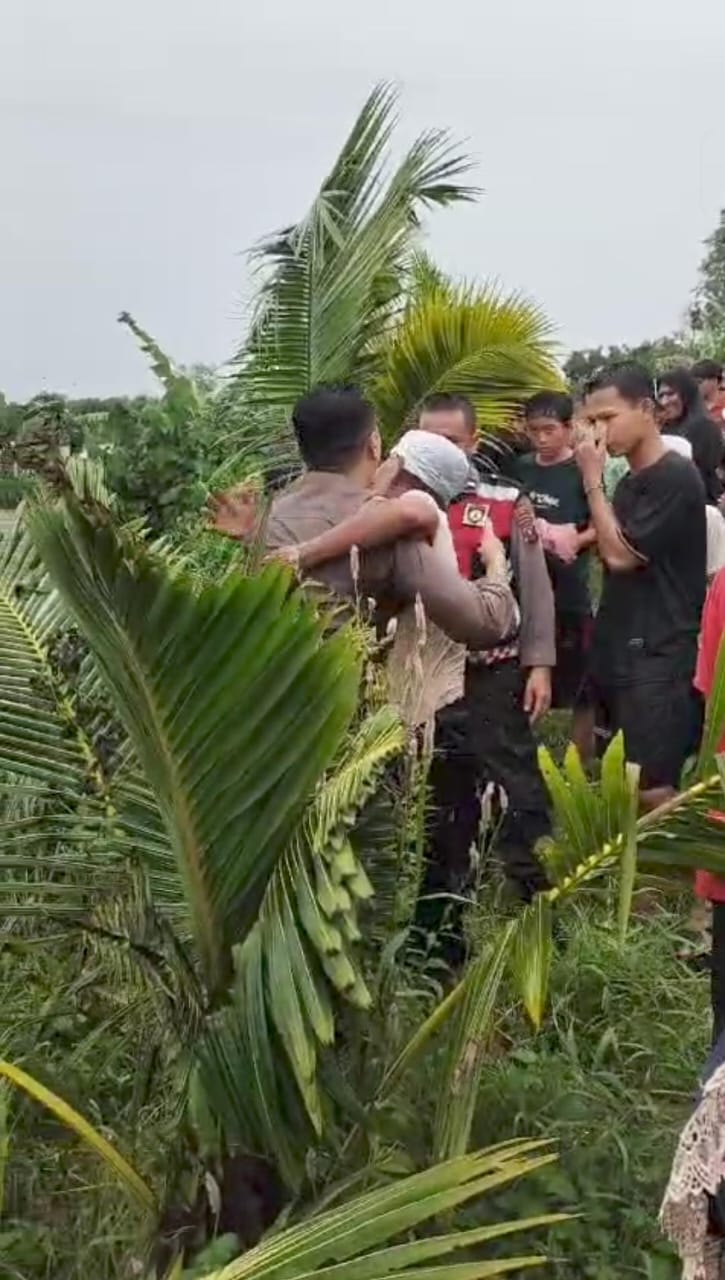 Aksi Heroik! Personil Dalmas Sat Samapta Selamatkan Lansia Yang Terjebak Banjir