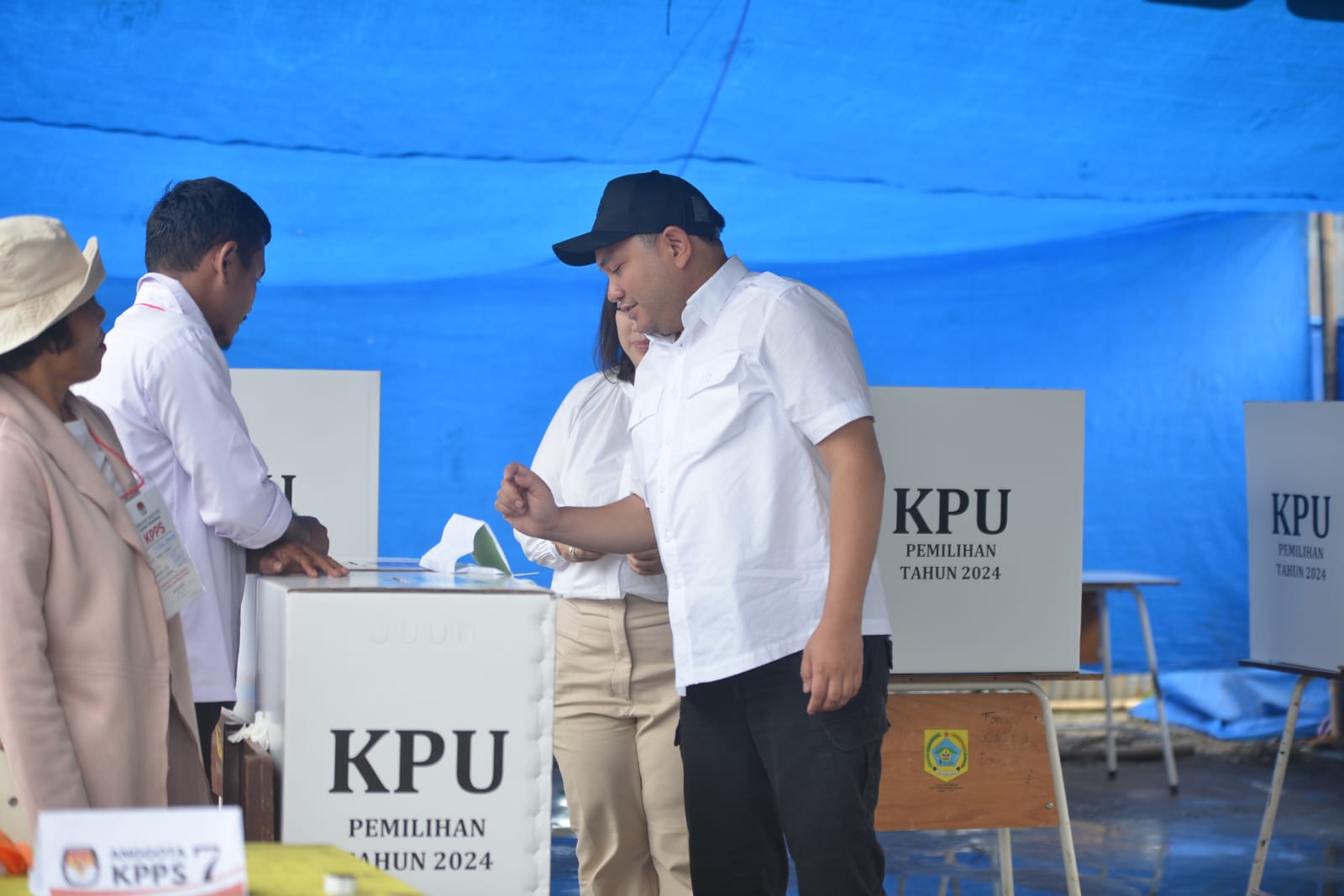 Bupati Pakpak Bharat Bersama Istri Memberikan Hak Pilihnya di TPS 1 Salak