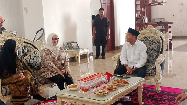 H. IMAN IRDIAN Saragih S.E Terima Kunjungan Silaturahmi Hj. ERLIS AFRIYANTI di Kediamannya Jln. AMD Kota Tebing-Tinggi.
