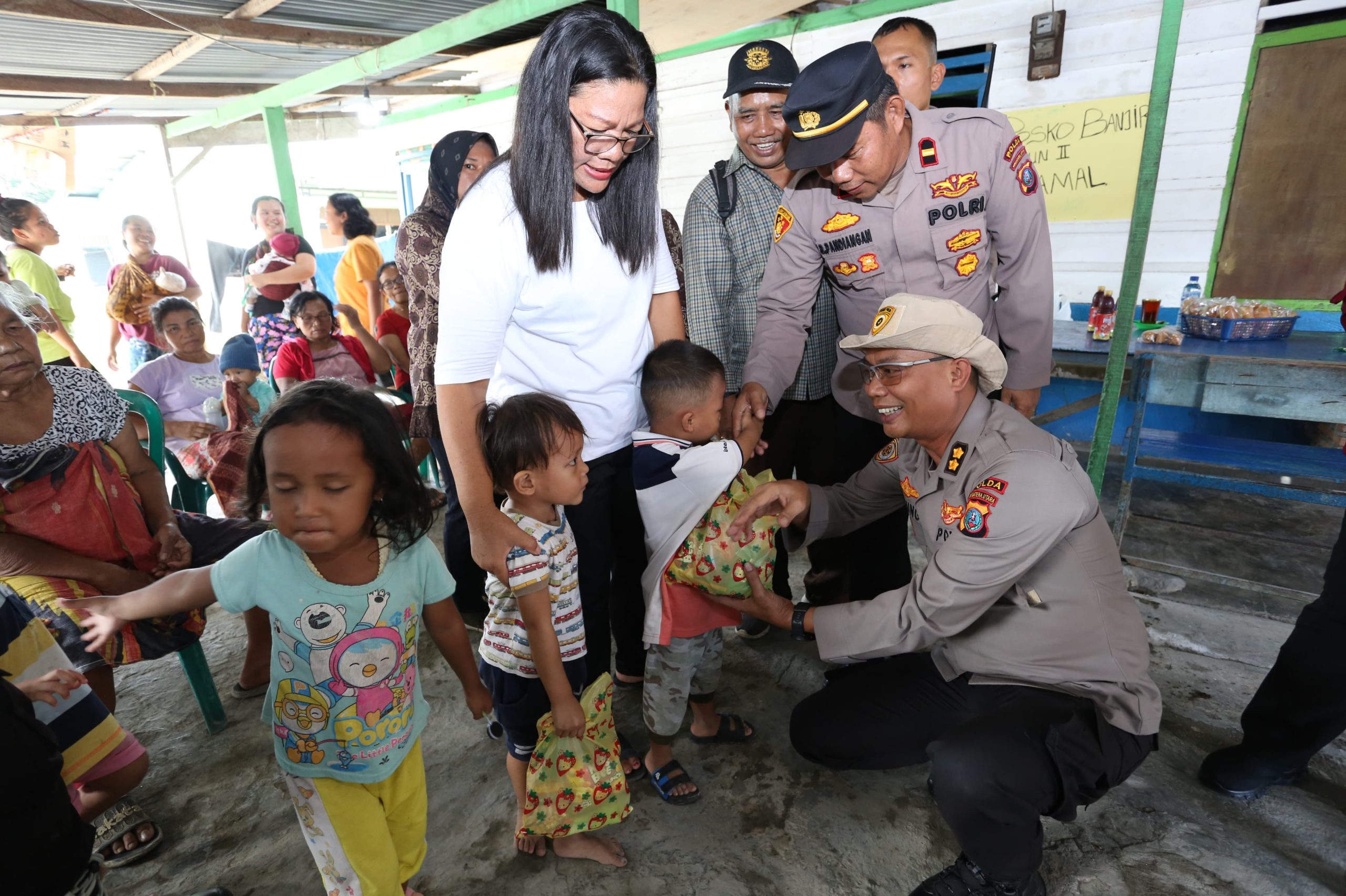 Trauma Healing Polda Sumut di Desa Patumbak Kampung Untuk Korban Banjir