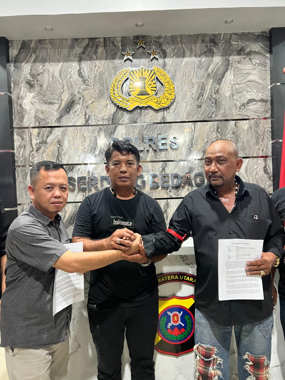Bentrokan Antar Ormas di Serdang Bedagai 1 Orang luka 1 Unit kantor Hangus Terbakar.