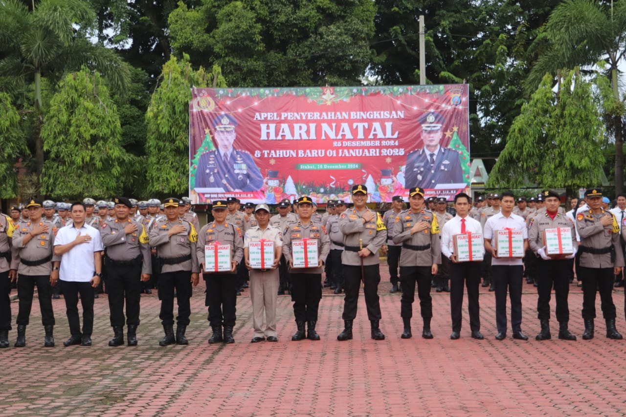 Kapolres Langkat Serahkan Bingkisan Natal ke ASN dan Personel Beragama Kristen