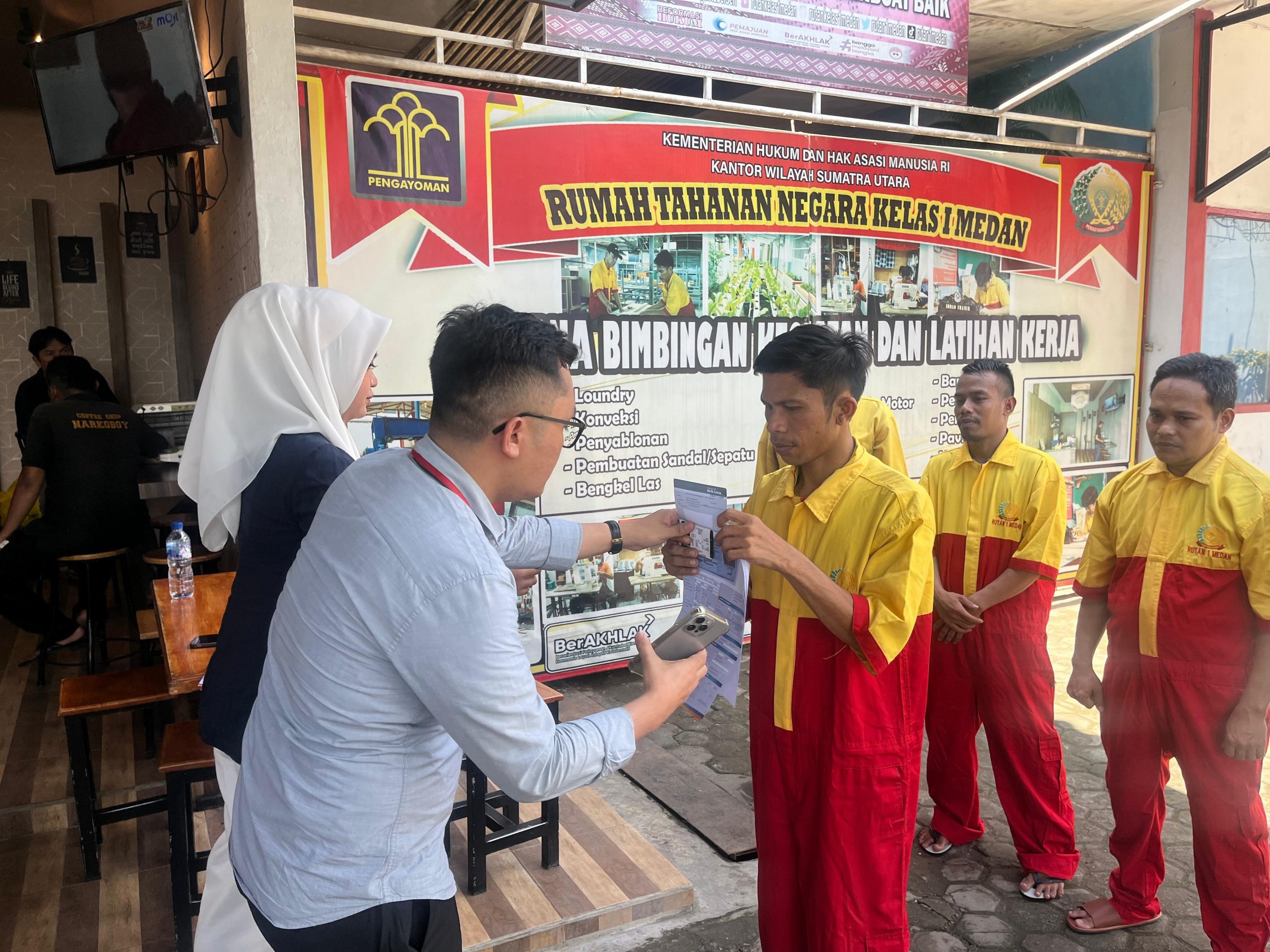 Warga Binaan Rutan Kelas I Medan Kumham Sumut Terima Buku Tabungan Dari Bank BRI