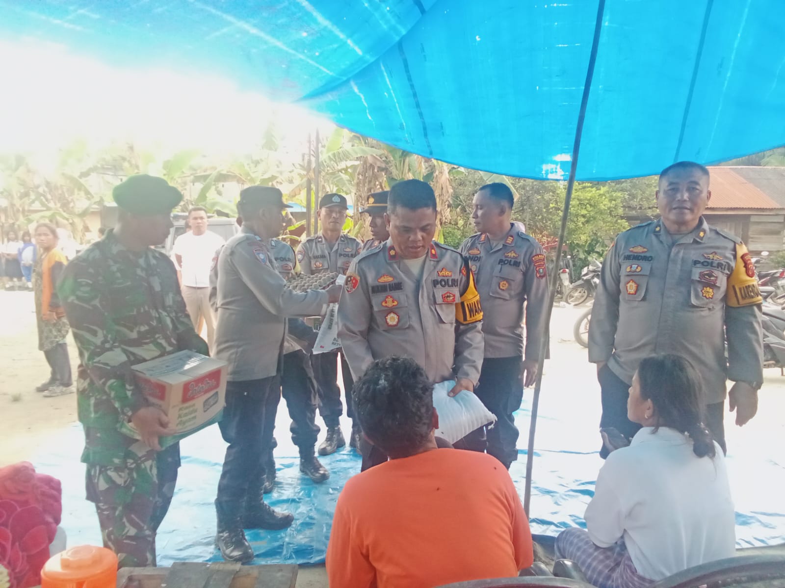 Waka Polres Sergai Kompol Mukmin Rambe Berikan Bantuan Sosial Korban Kebakaran Rumah