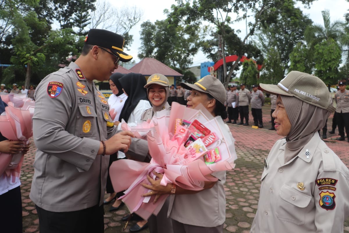 Spesial Hari Ibu, Kapolres Langkat Berikan Apresiasi untuk Polwan dan PHL Wanita