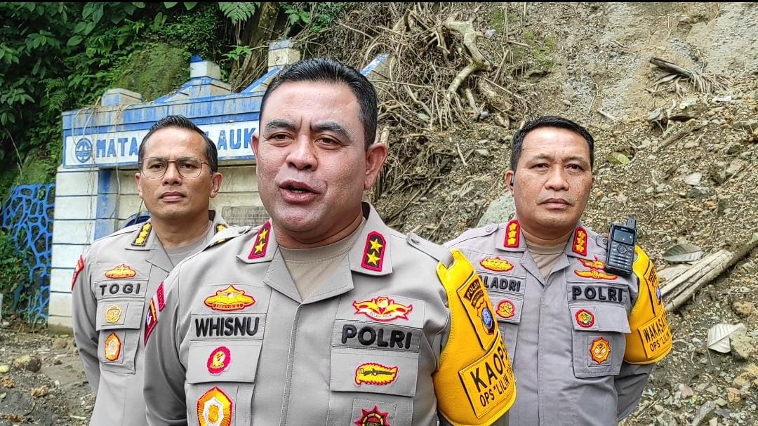 Tinjau Lokasi Bekas Longsor Jalur Medan-Berastagi H-1 Natal, Kapolda Sumut Pastikan Situasi Lalu Lintas Lancar, Masyarakat Diimbau Tetap Hati-hati