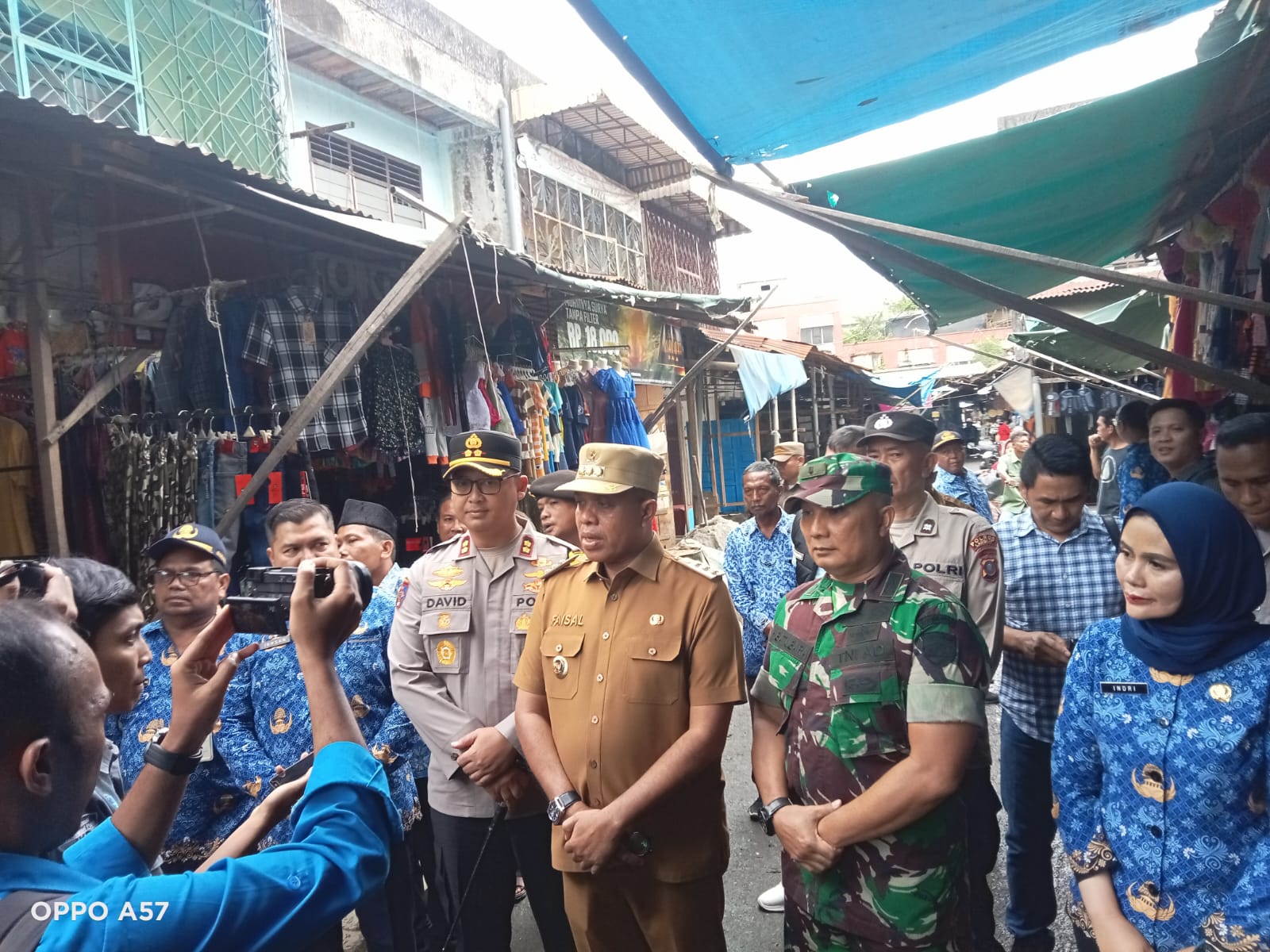 Kapolres Langkat, Pj Bupati, dan Dandim 0203 Sidak Pasar Untuk Pastikan Ketersediaan Sembako Jelang Natal dan Tahun Baru
