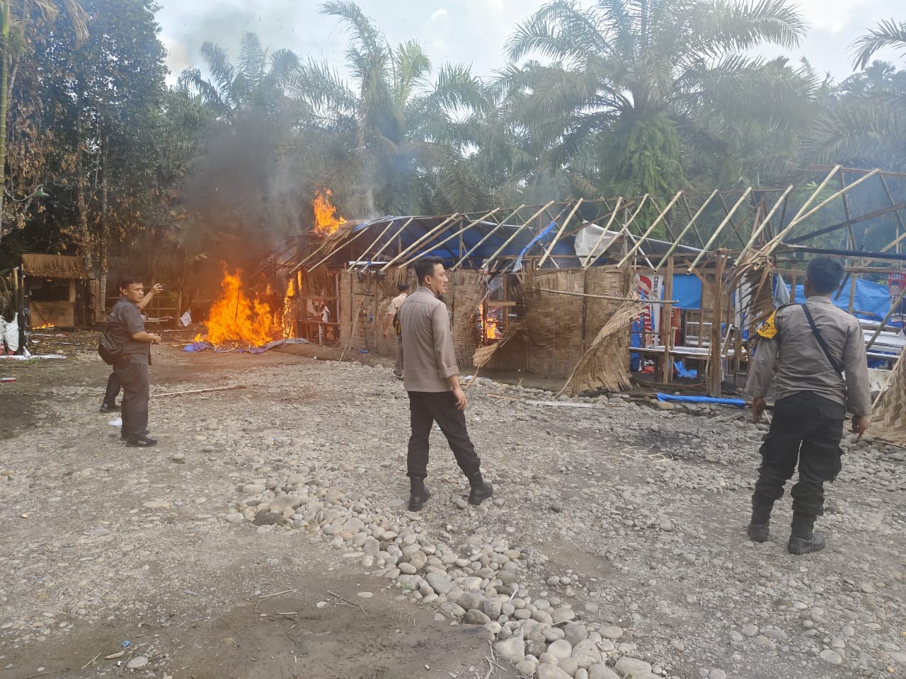 TNI-POLRI Ratakan Barak Narkoba Di Pondok Kloneng