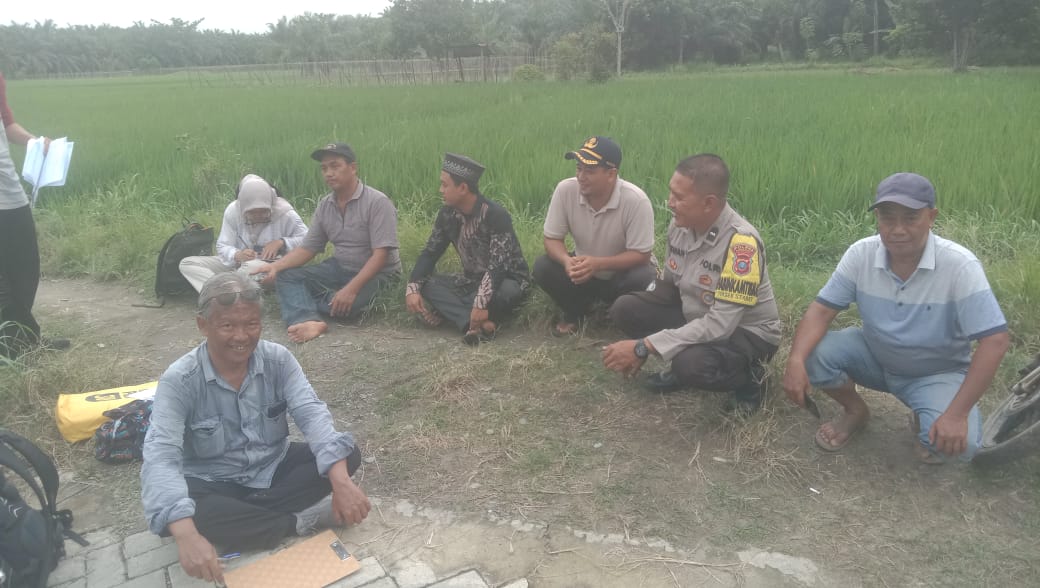 Bhabinkamtibmas Polsek Stabat Dampingi Perencanaan Saluran Irigasi Untuk Dukung Ketahanan Pangan Nasional
