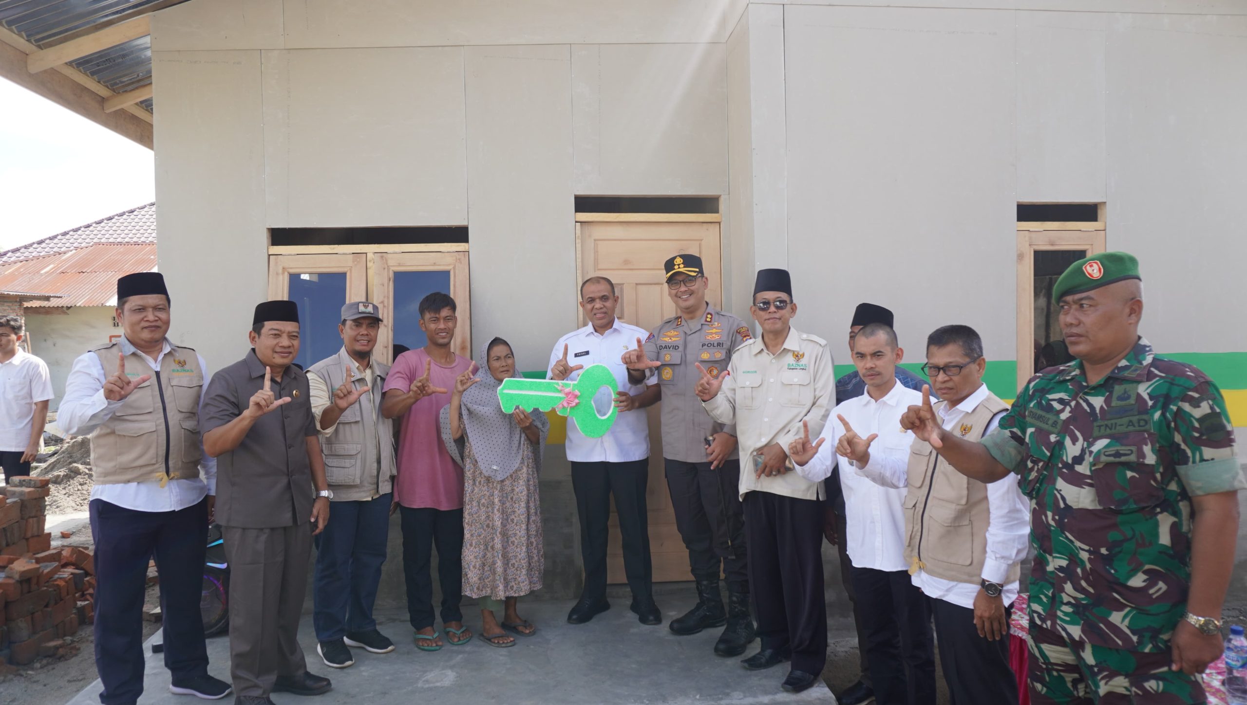 Pj Bupati Bersama Kapolres Langkat Menyerahkan Bantuan Baznas Kepada Warga Korban Kebakaran