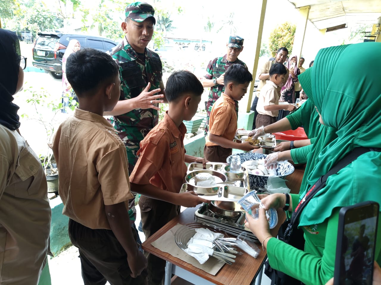 TNI – POLRI Bersinergi Dengan Membagikan Program Makan Siang Gratis Anak-Anak SD Negeri 107450 Sei Rampah