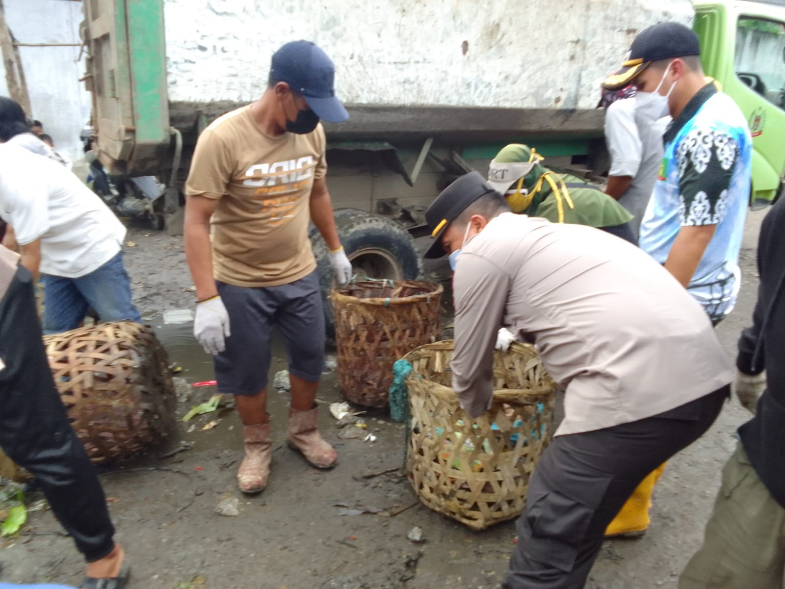 Semangat Gotong-Royong, Polsek Pangkalan Susu Dan Masyarakat Bersihkan Sampah