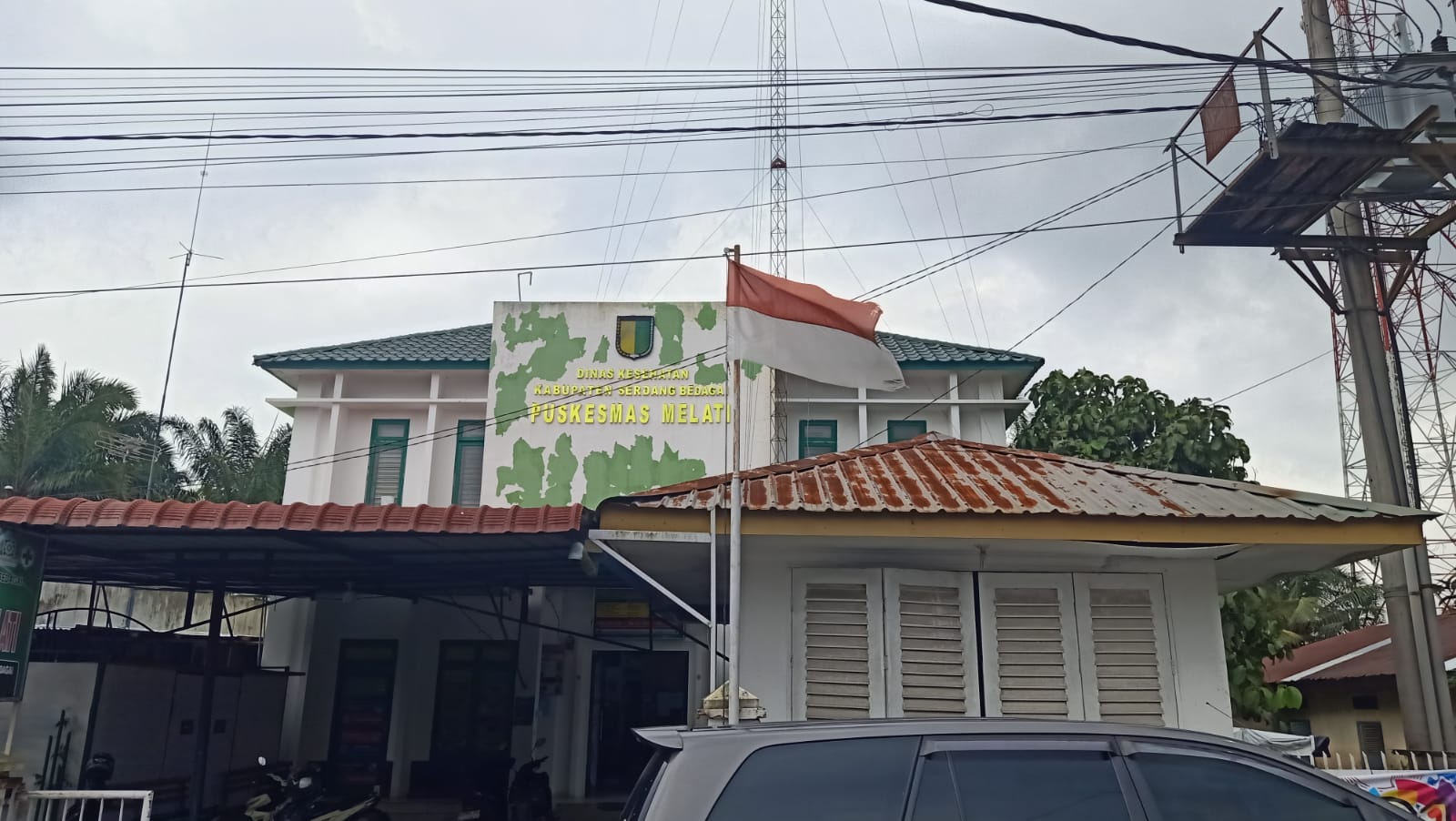 Waduh Gawat !!! UPT Puskesmas Melati Perbaungan Diduga Menghina Lambang Negara, Bendera Merah Putih Yg Sudah Tidak Layak Lagi Masih Berkibar Halaman Puskesmas.