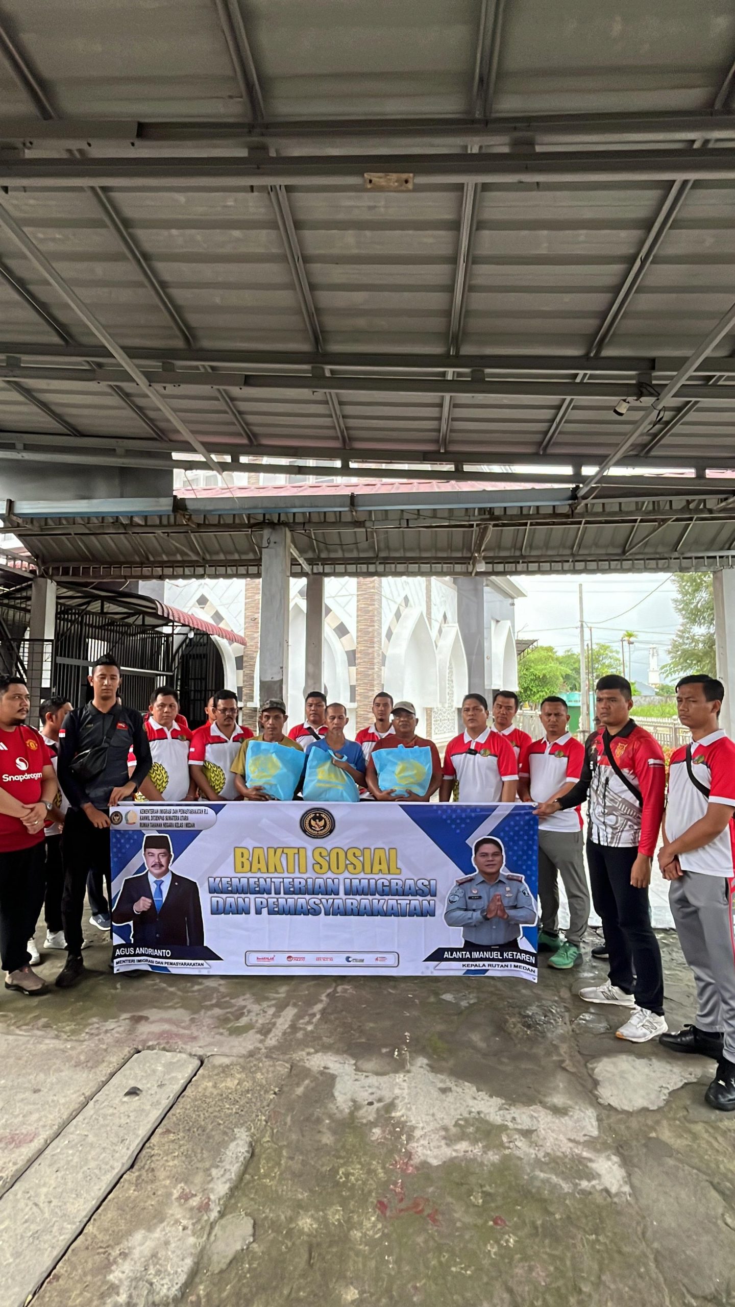 Rutan Kelas I Medan Kumham Sumut Salurkan 300 Paket Bantuan Sosial Kepada Masyarakat Sekitar