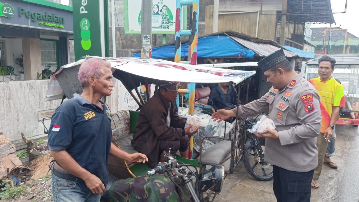 Jumat Berkah, Polisi Bagikan Nasi Kotak Kepada Masyarakat Tanjung Pura