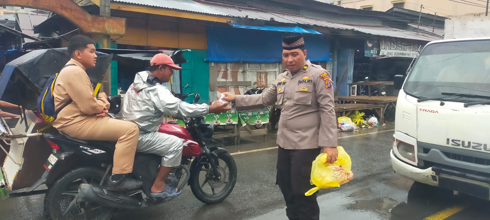 Jumat Berkah Polsek Tanjung Pura Rutin Berikan Nasi Bungkus Kepada Warga