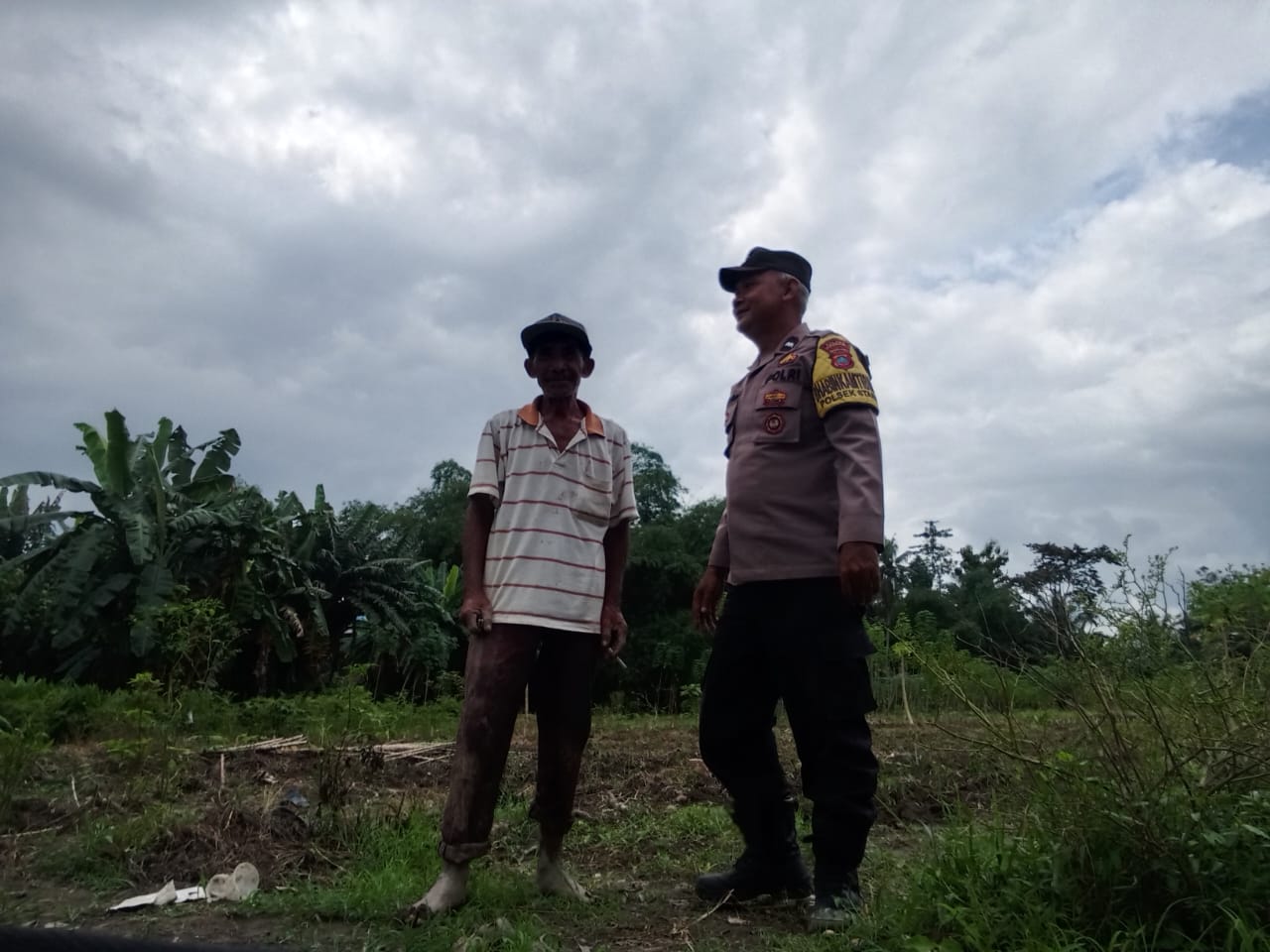 Bhabinkamtibmas Polsek Stabat Dukung Petani Lokal, Sambangi Lahan Pertanian di Desa Pantai Gemi