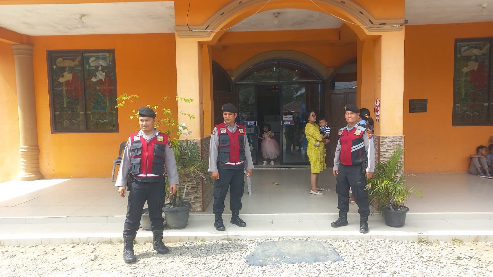 Personil Sat Samapta Polres Langkat Laksanakan Pengamanan Dan Patroli Di Gereja