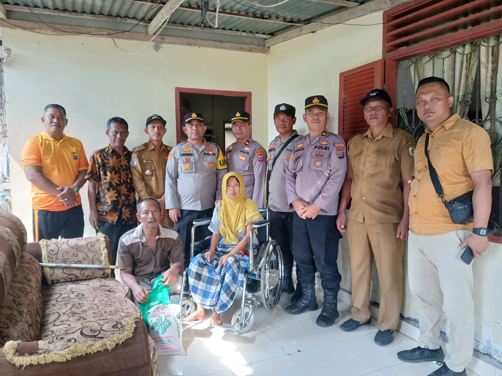 Polsek Perbaungan Beri Bantuan Sembako Kepada Warga Kurang Mampu Dan Penderita Sakit Menahun