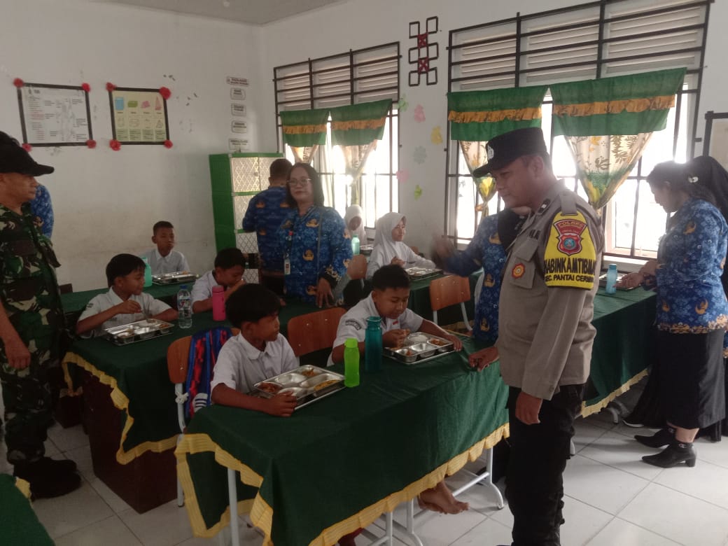 Polres Sergai Bersama TNI Berikan Makanan Bergizi Di SD Negeri 106840