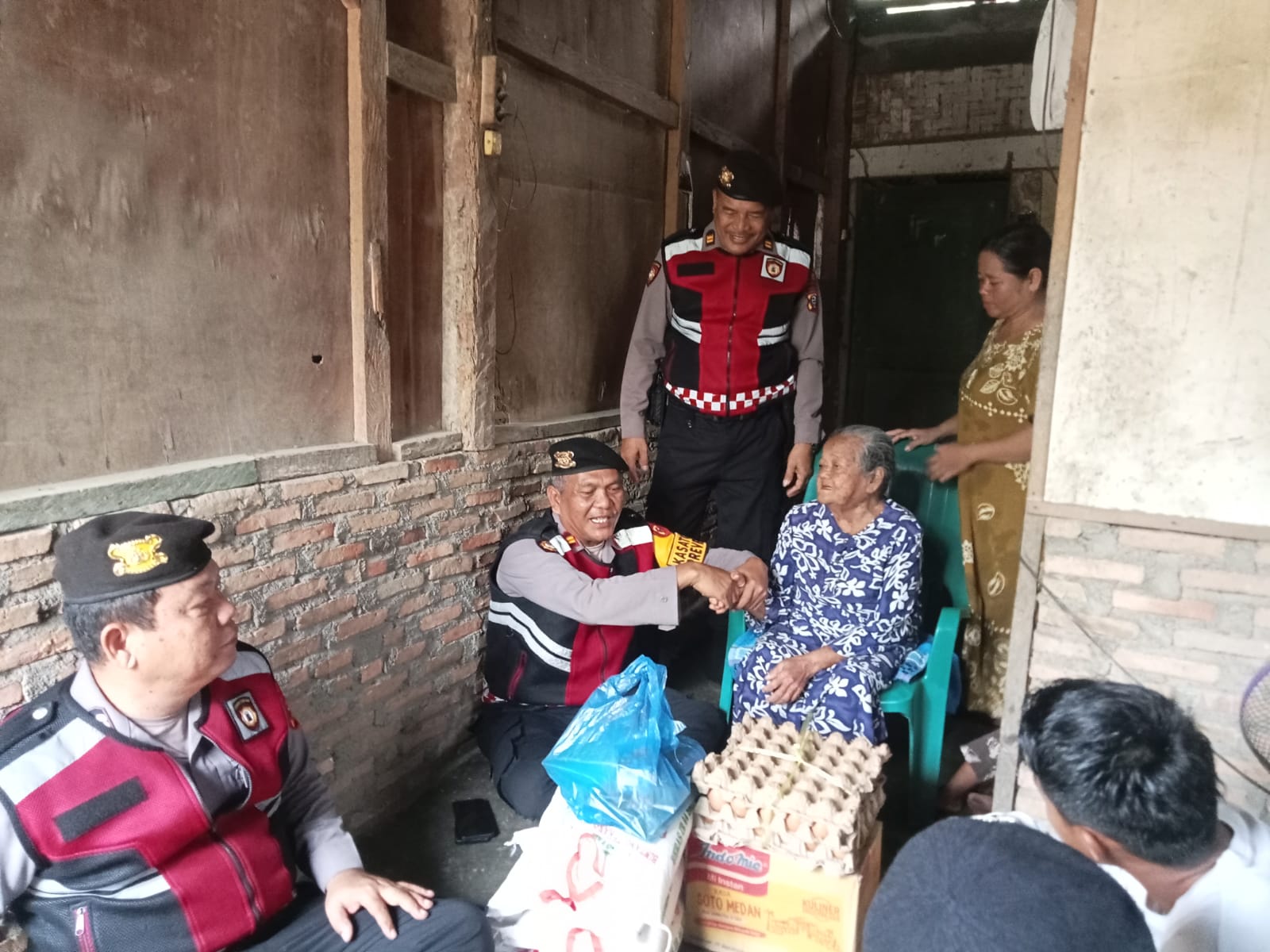 Patroli Dialogis Sat Samapta Polres Sergai Diwarnai Pemberian Sembako bagi Lansia