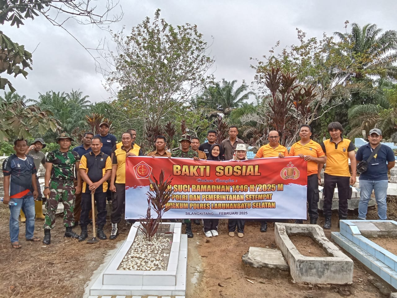 Sambut Ramdhan, TNI Polri Bersihkan Tempat Pemakaman Umum