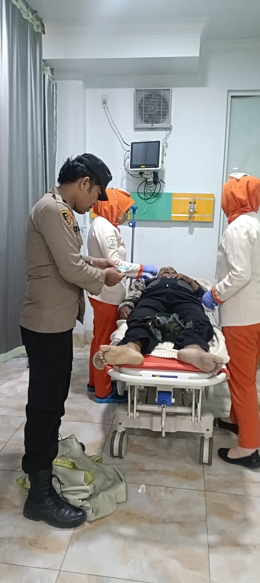 Aksi Sigap, Bhabinkamtibmas Polsek Gebang Evakuasi Korban Kecelakaan Lalulintas di Jalan Medan Banda Aceh