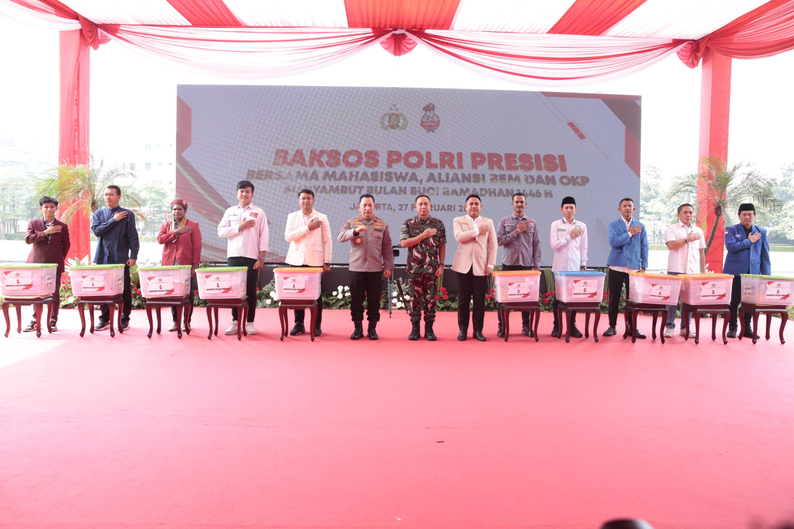 Kapolri Dan Panglima TNI Bagikan Ribuan Bansos Jelang Ramadan
