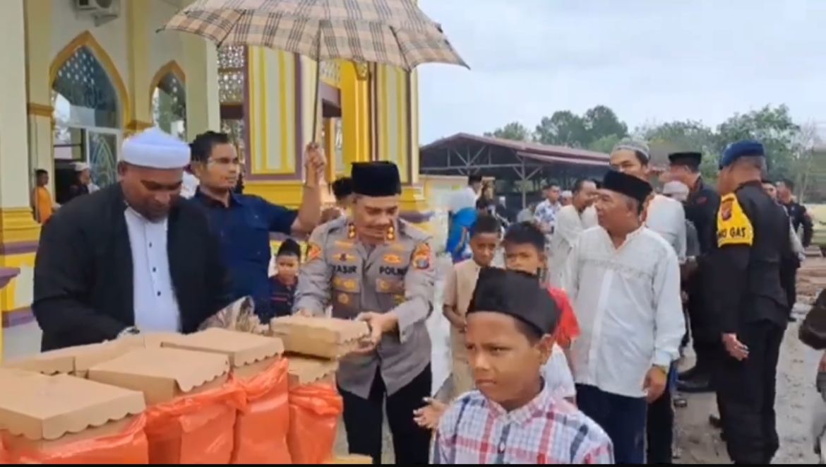 Polri Hadir dan Peduli: Satbrimob Polda Sumut Gelar Bakti Sosial di Jumat Berkah dan Minggu Kasih