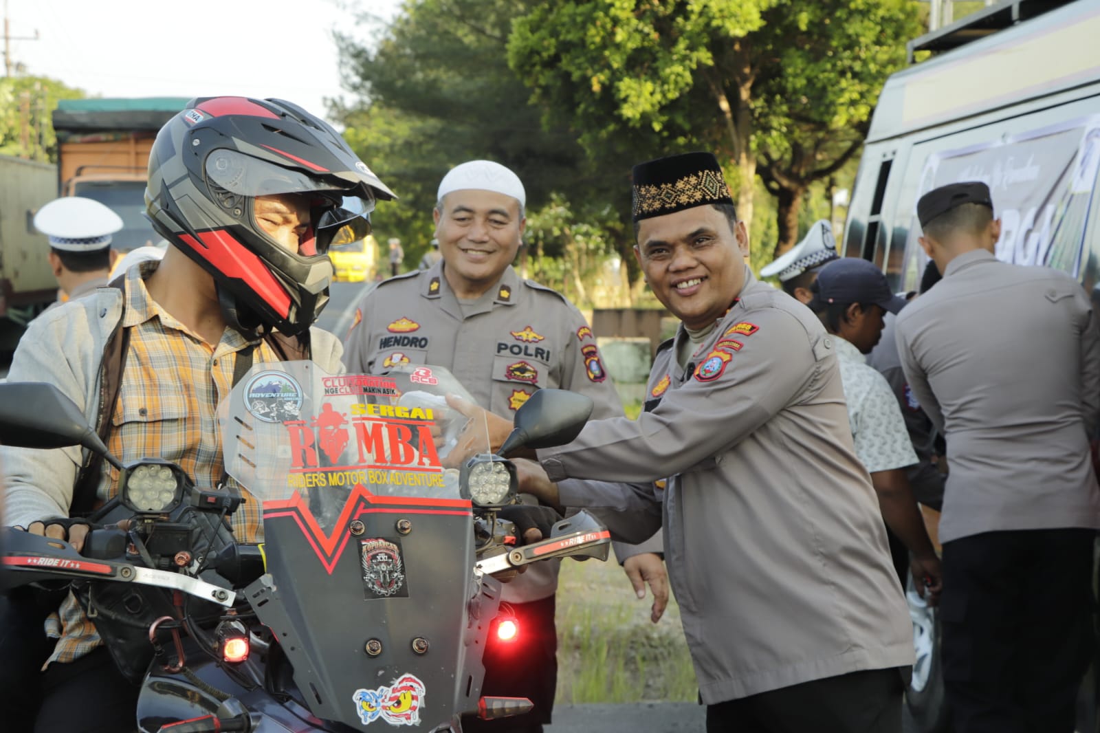 Sambut Ramadhan 1446 H, Polres Sergai Bagikan Takjil Berbuka Puasa Kepada Pengguna Jalan