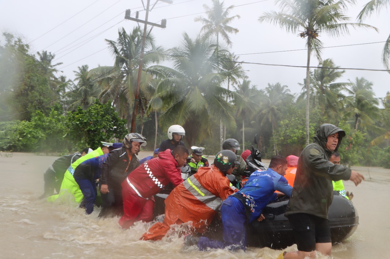 Banjir Di Nias Selatan, Polisi Bantu Dan Evakuasi Warga Dengan Sigap