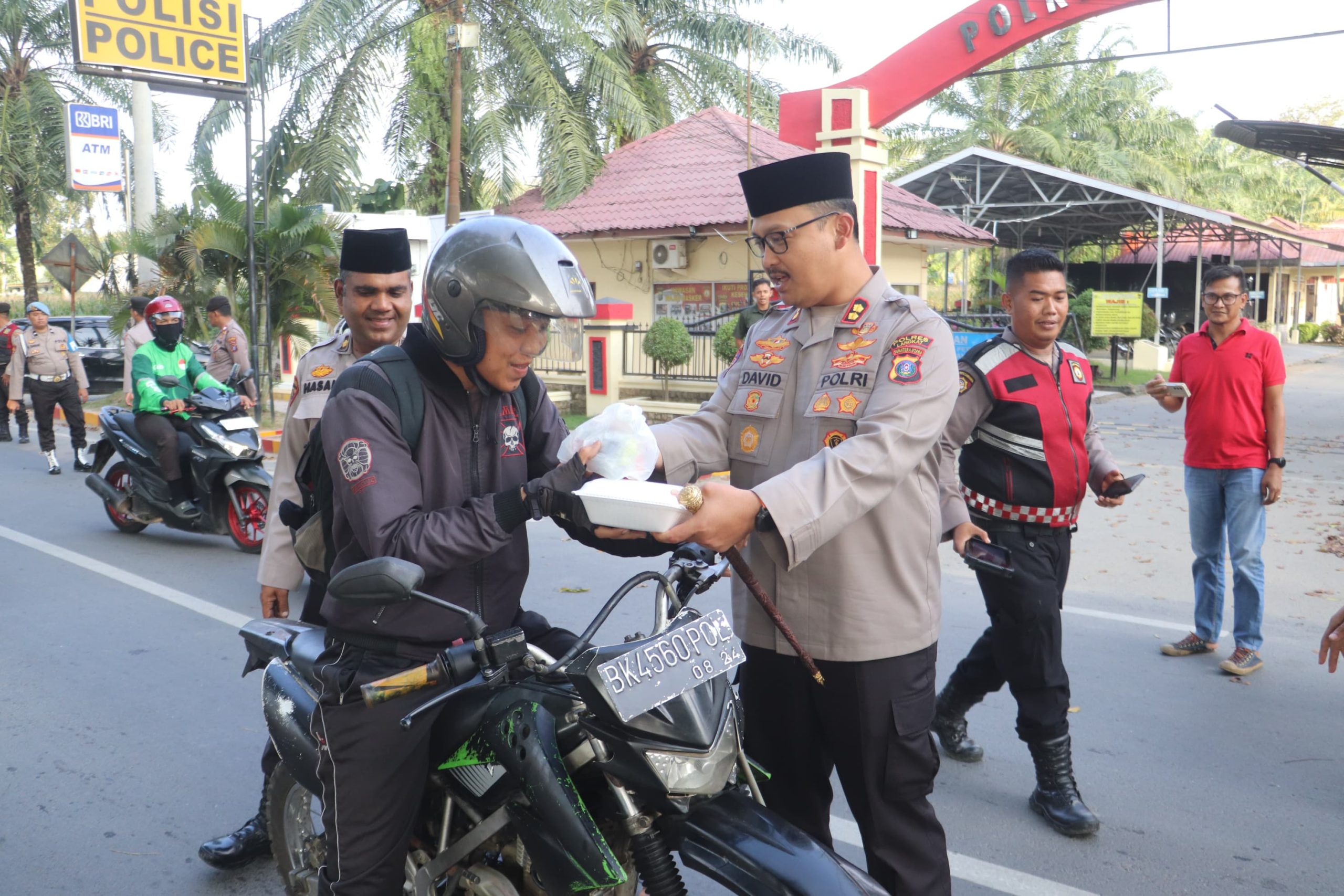 Kapolres Langkat Bagikan Takjil, Warga Sambut Dengan Antusias