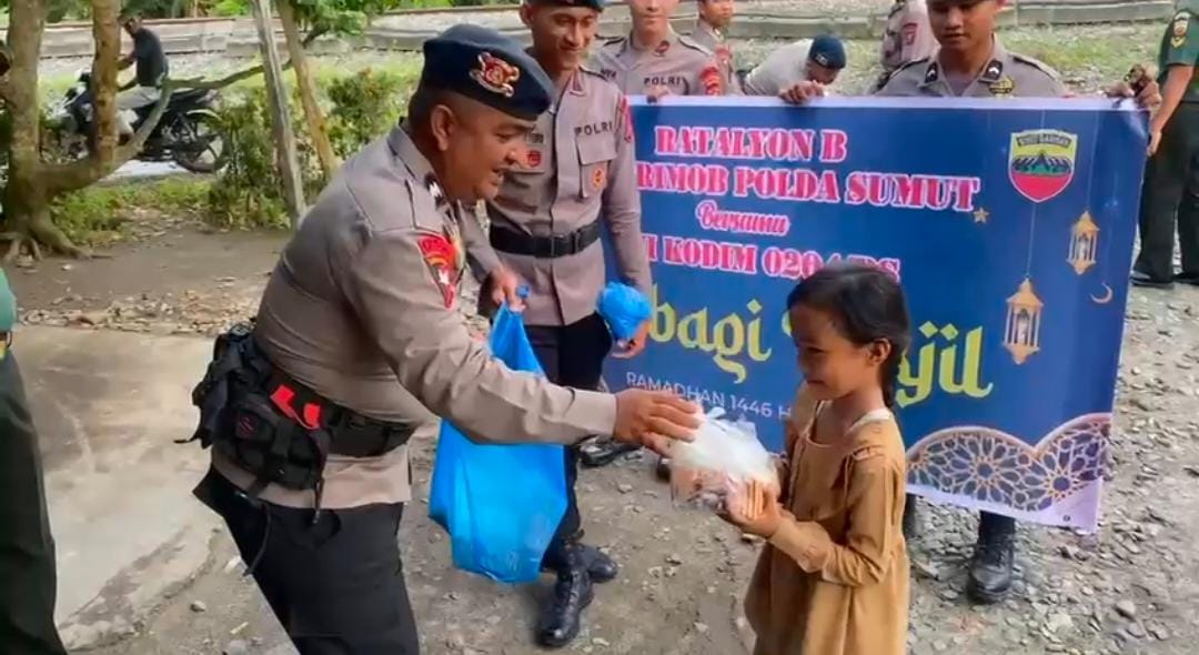 Brimob Polda Sumut Bersama Kodim 0204/DS Bagikan 200 Paket Takjil Untuk Warga Tebing Tinggi