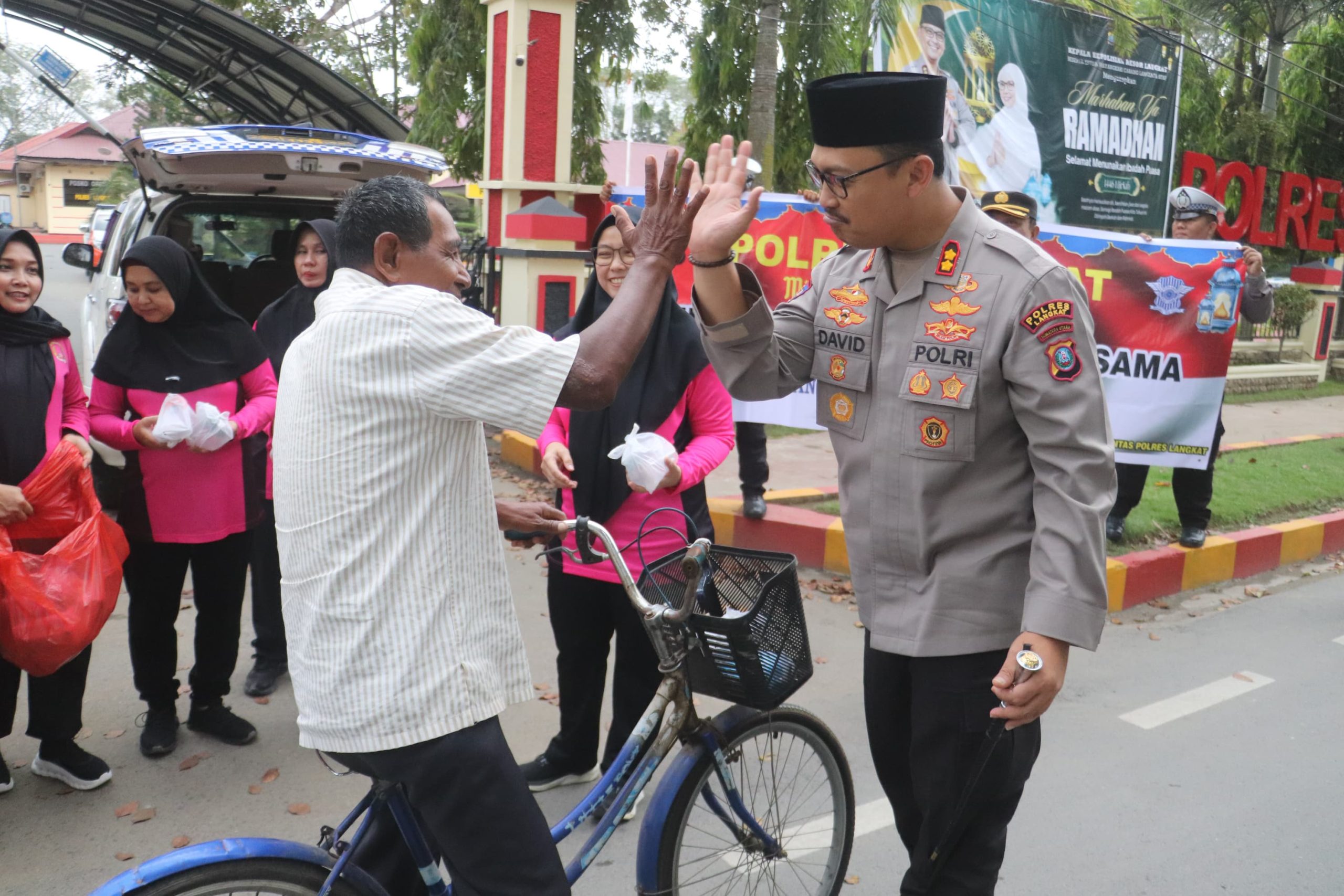 1 Hari 1 Kebaikan! Kapolres Langkat & Bhayangkari Berbagi Takjil Untuk Sesama