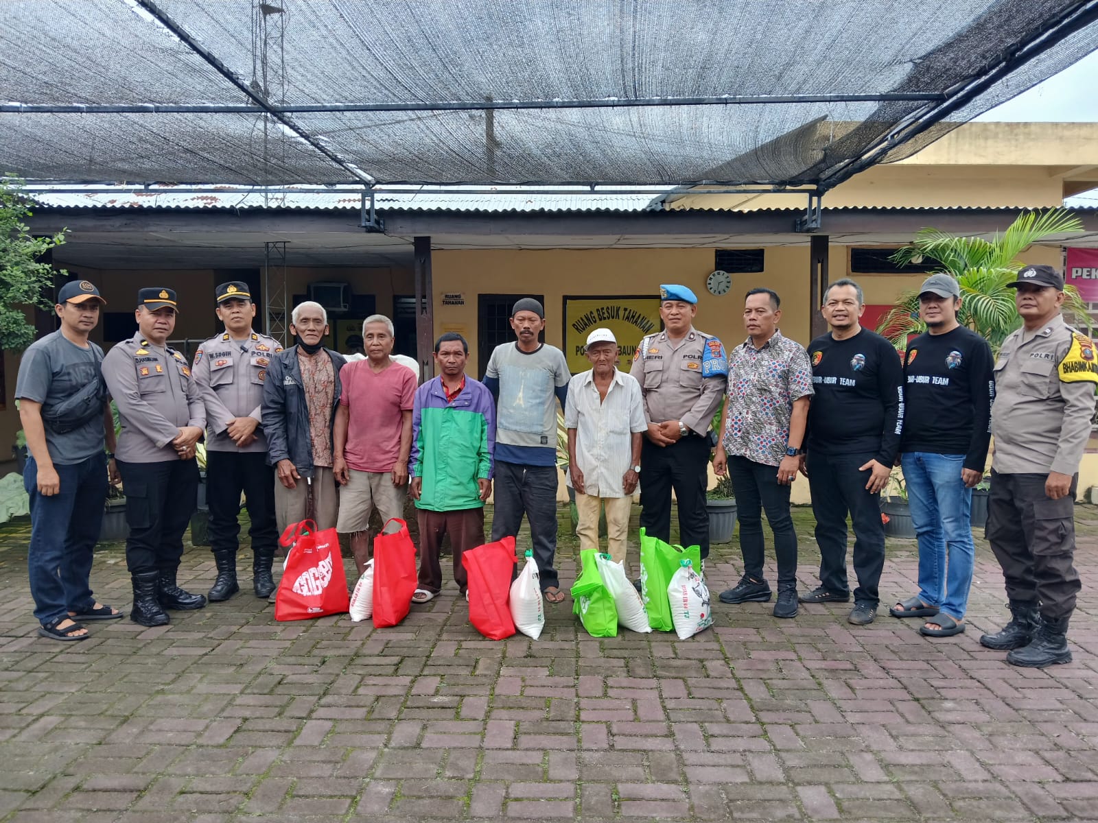 Bagikan Sembako Kepada Kaum Duafa dan Santunan Anak Yatim, Polsek Perbaungan Terus Menebar Kepedulian di Bulan Suci Ramadhan