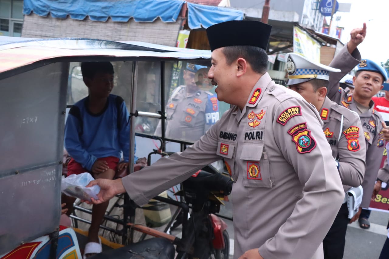 Kapolres Binjai Berbagi Takjil Kepada Pengguna Jalan