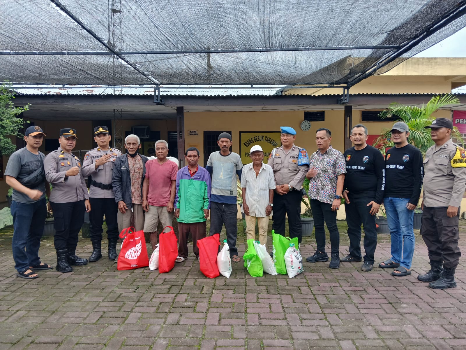 Polsek Perbaungan Polres Sergai Berbagi Sembako Kepada Kaum Duafa dan Berikan Santunan Anak Yatim