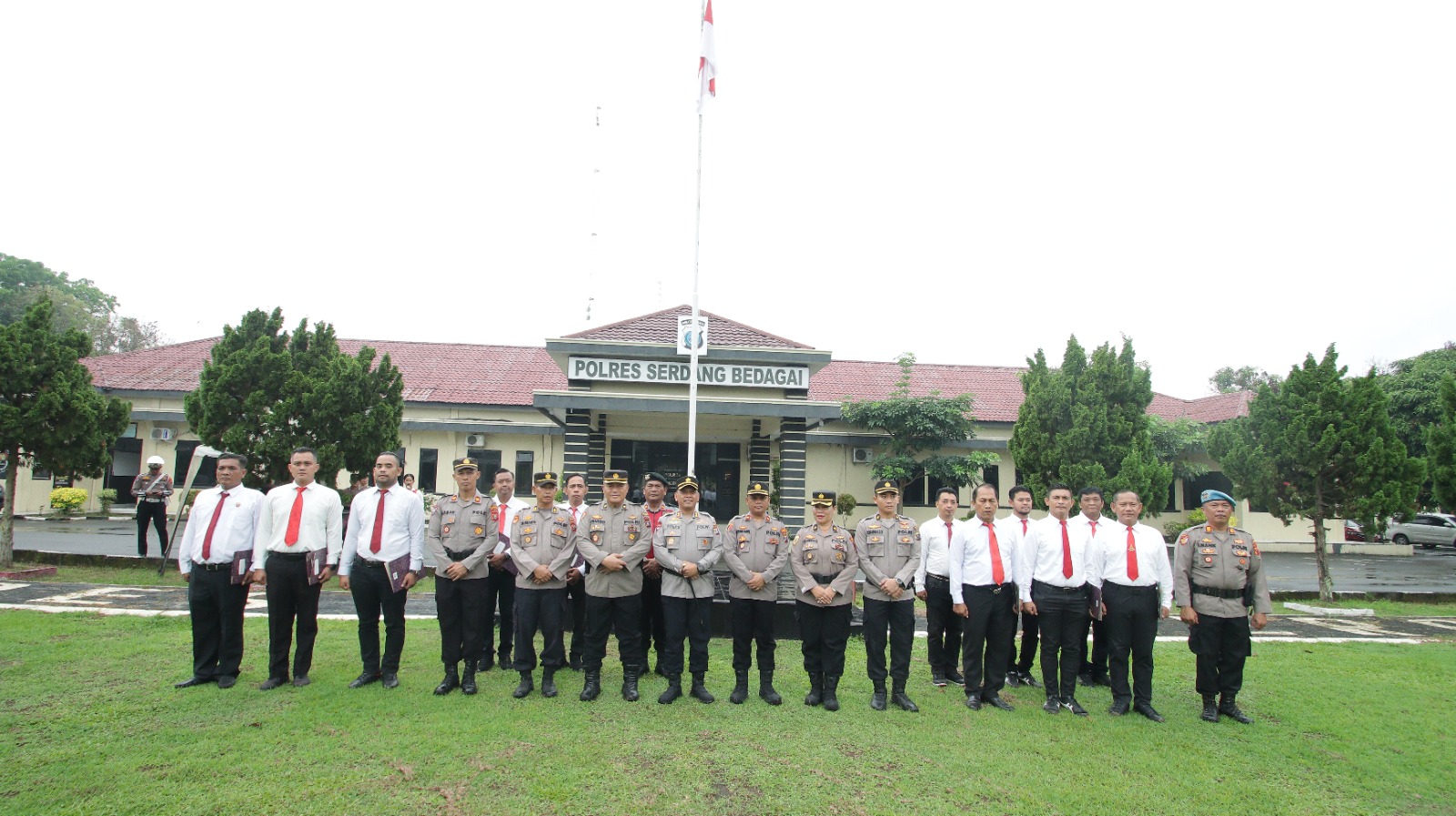 Kapolres Sergai Berikan Piagam Penghargaan Kepada 14 Anggota Sat Narkoba