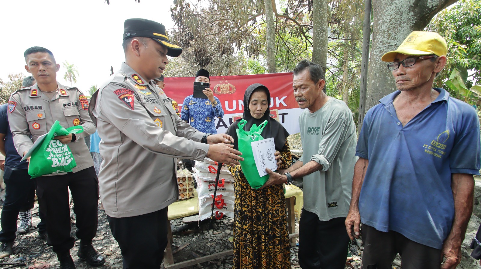 Kapolres Sergai AKBP Jhon Sitepu, SIK, MH Bersama Polsek Perbaungan Ulurkan Tali Asih dan Sembako Kepada Korban Kebakaran Rumah