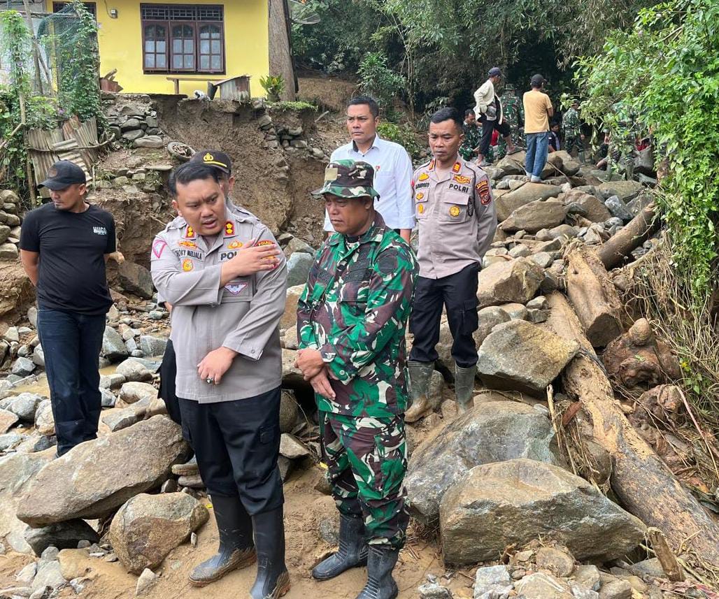 Kolaborasi Polres Simalungun dan Pihak Terkait Sukses Pulihkan Akses Jalan di Parapat