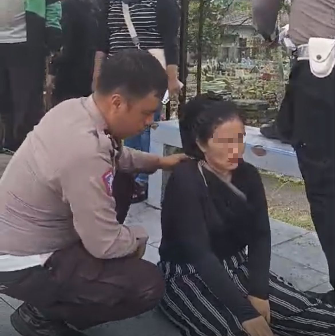 Polisi Selamatkan Nyawa Ibu Rumah Tangga, Hendak Lompat dari Fly Over Amplas