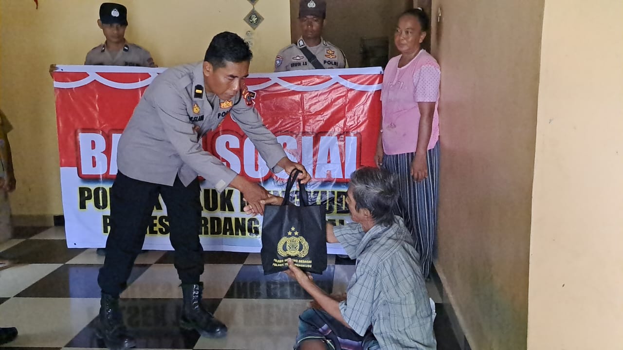 Jumat Berkah Ramadhan, Kapolsek Teluk Mengkudu Polres Sergai Beri Bantuan Sembako Kepada Kaum Dhuafa
