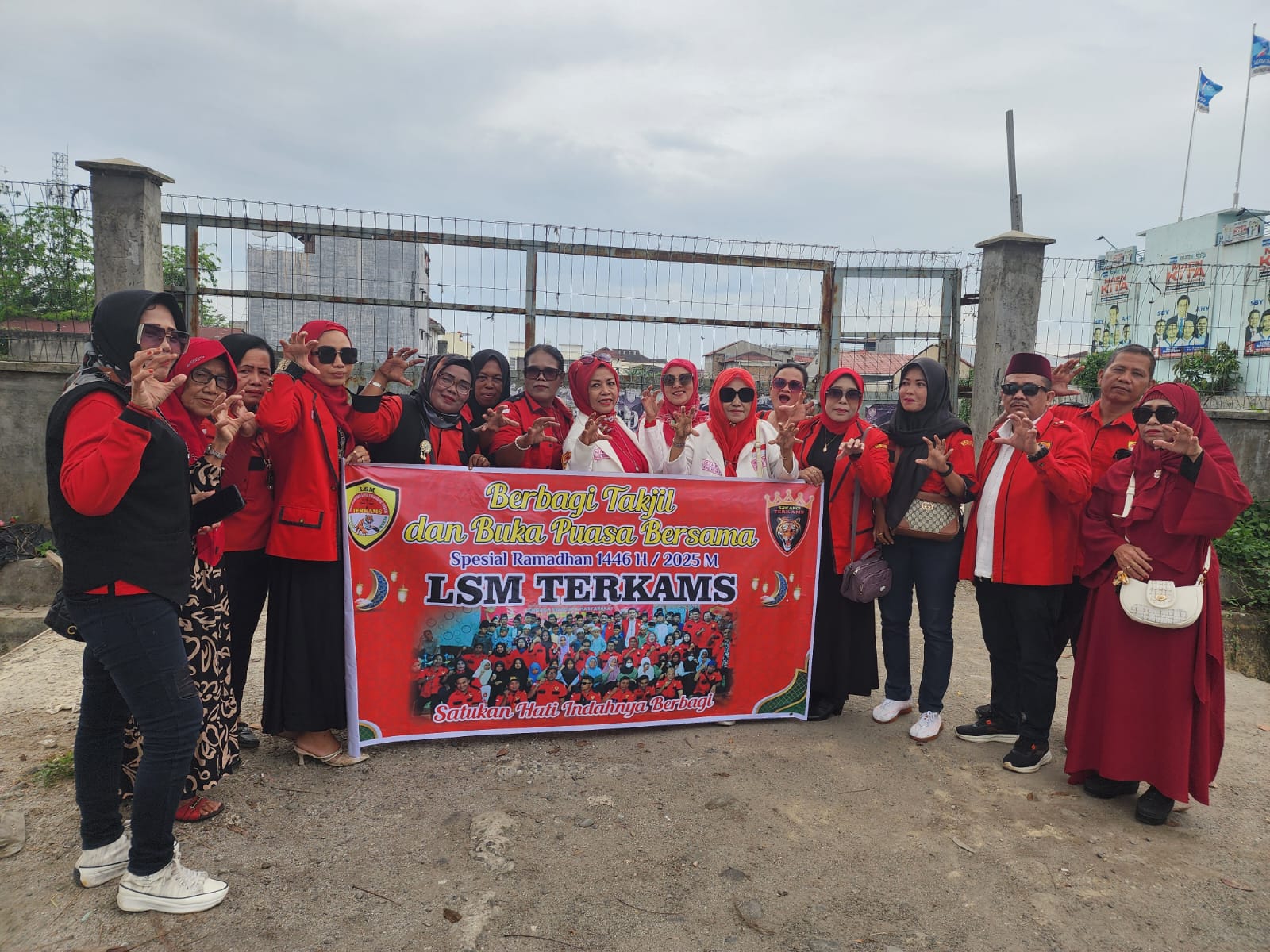 DPP LSM TERKAMS Berbagi Takjil Gratis Spesial Ramadhan 1446 H/2025 M Satukan Hati Indahnya Berbagi Kepada Masyarakat Dibulan Suci Ramadhan Dan Berbuka Puasa Bersama  Anggota Terkams &Srikandi Terkams.