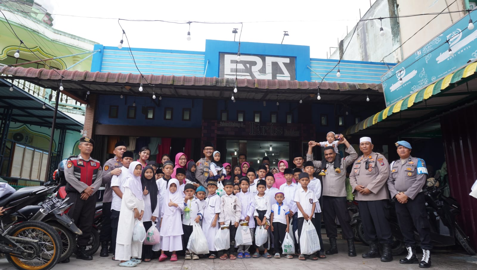 Berbagi Berkah Kepada Anak Yatim, Kapolres Langkat Ajak Anak Yatim Belanja Pakaian Lebaran