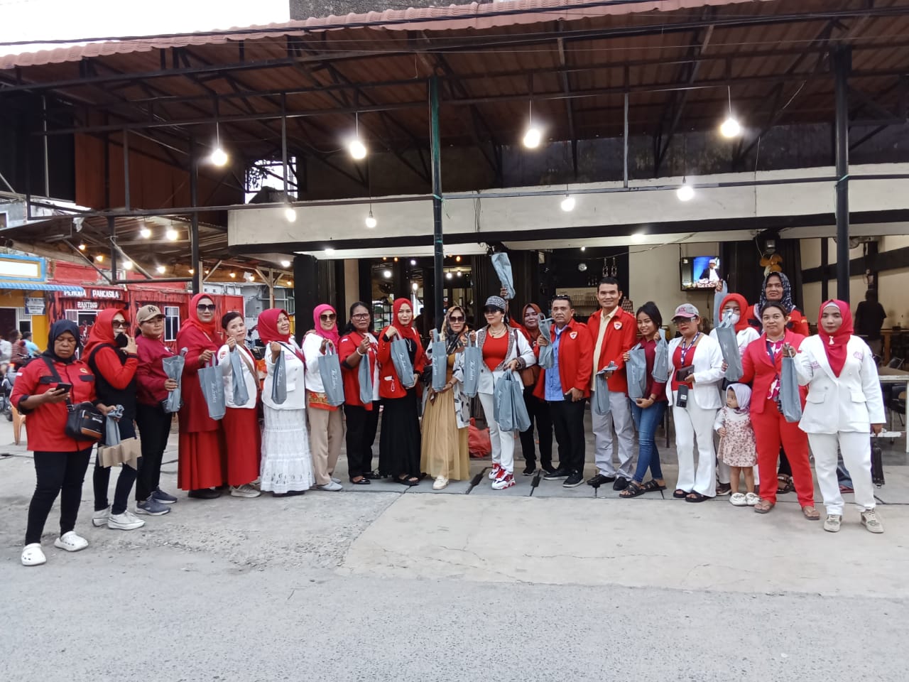 Berkah Ramadhan 1446 H/2025 M. DPP LSM TERKAMS dan Srikandi TERKAMS Sumut Berbagi Takjil  dan Sembako Di Belawan.