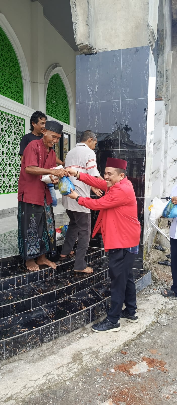 PEMRED MAJALAH PENDIDIKAN INDONESIA (MPI) DAN KETUM LSM- TERKAMS BERSINERJI BERBAGI SEMBAKO GRATIS DI DESA DUREN TONGGAL KAB. DELI SERDANG. 