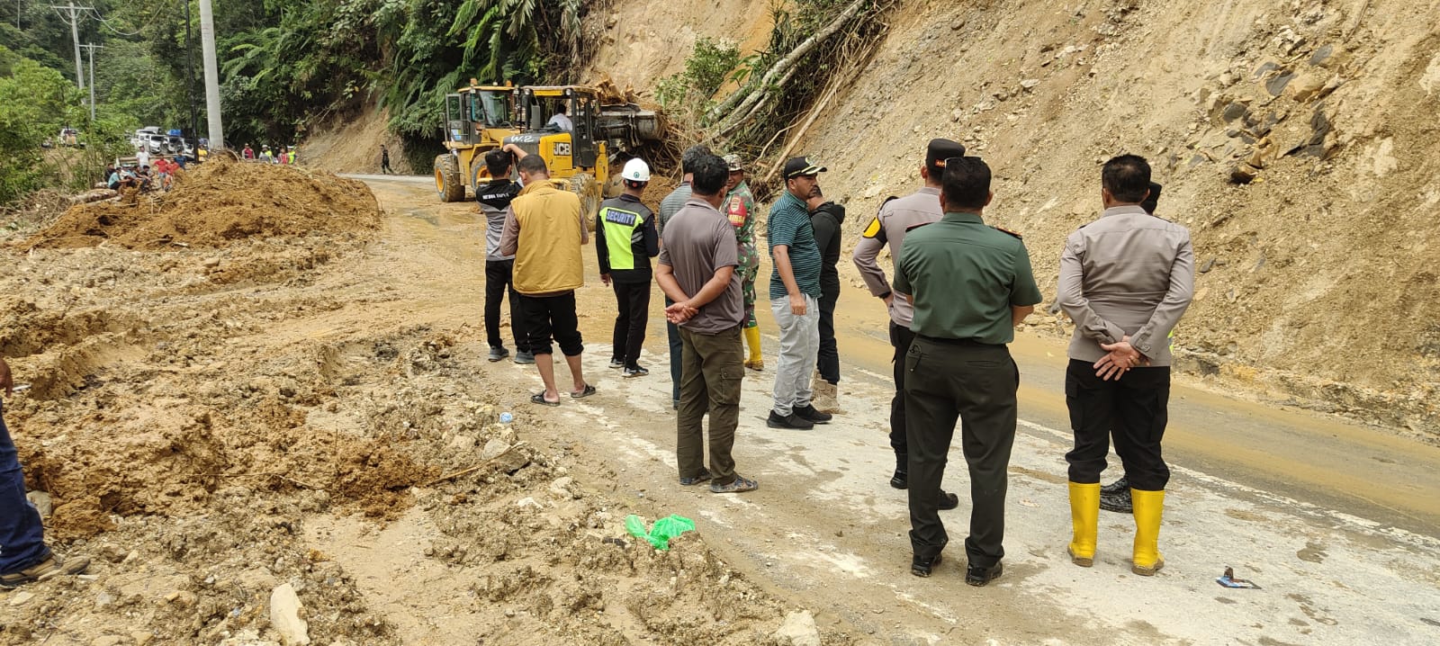 Polisi Gerak Cepat Tangani Longsor di Jalan Lintas Tarutung-Tapsel, Arus Lalu Lintas Kembali Dibuka