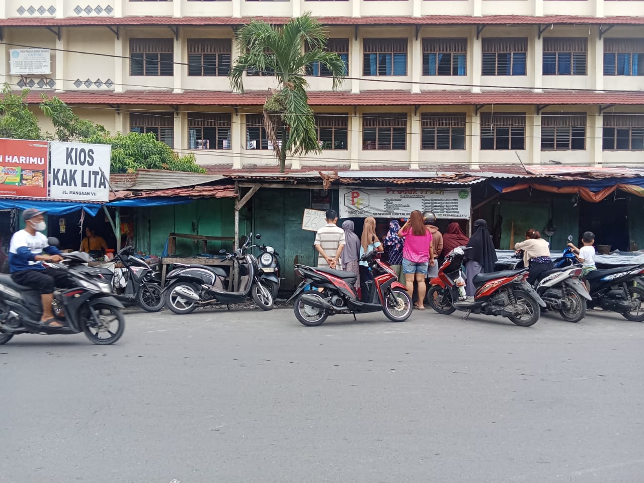 Bukan Sulap Bukan Sihir, Parit Umum Di Jalan Mangaan Mabar Berubah Jadi Pasar Tradisional.
