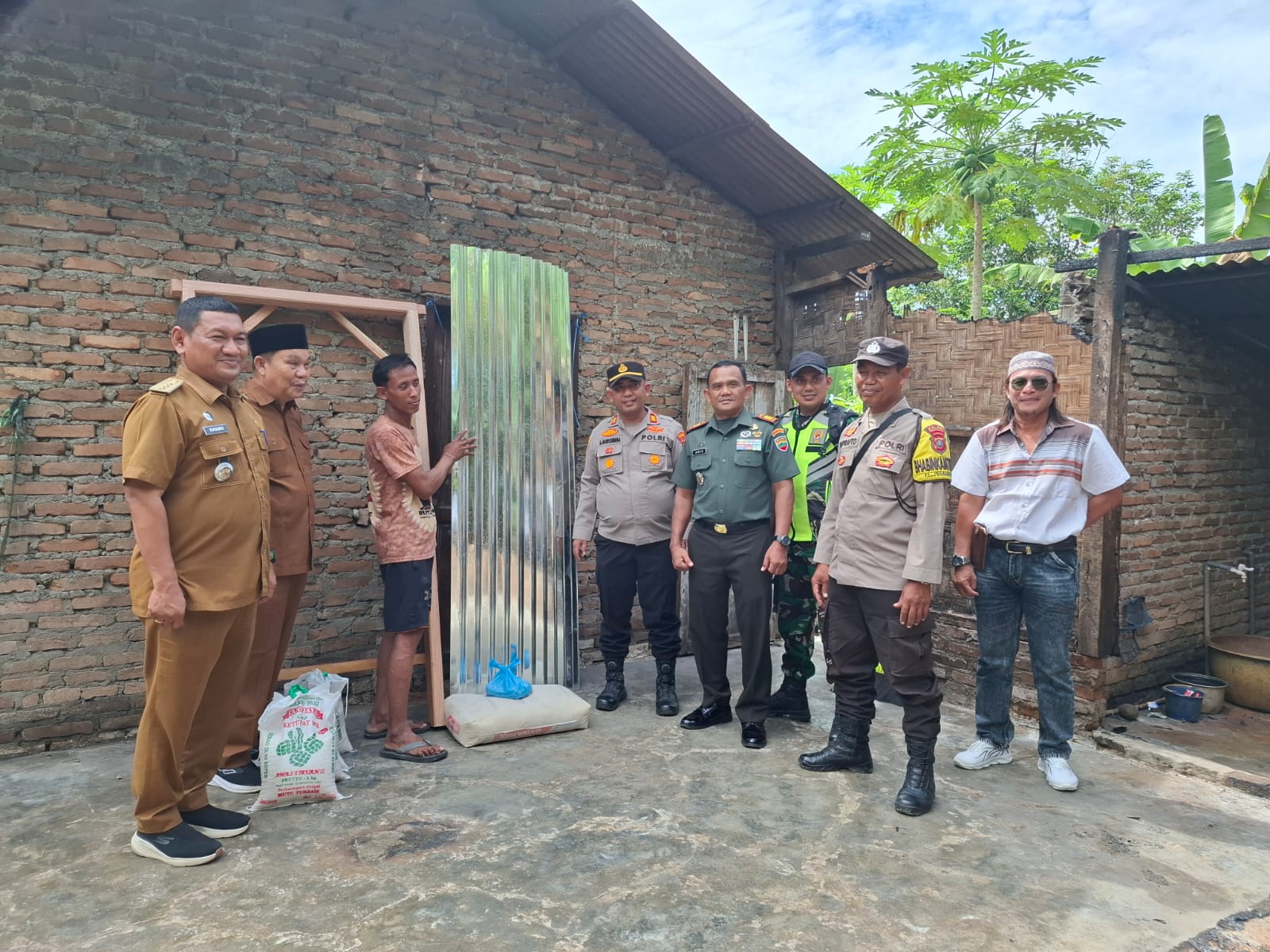 Kapolsek Perbaungan Bersama Forkompincam Kec. Pegajahan Memberikan Tali Asih Kepada Korban Kebakaran.